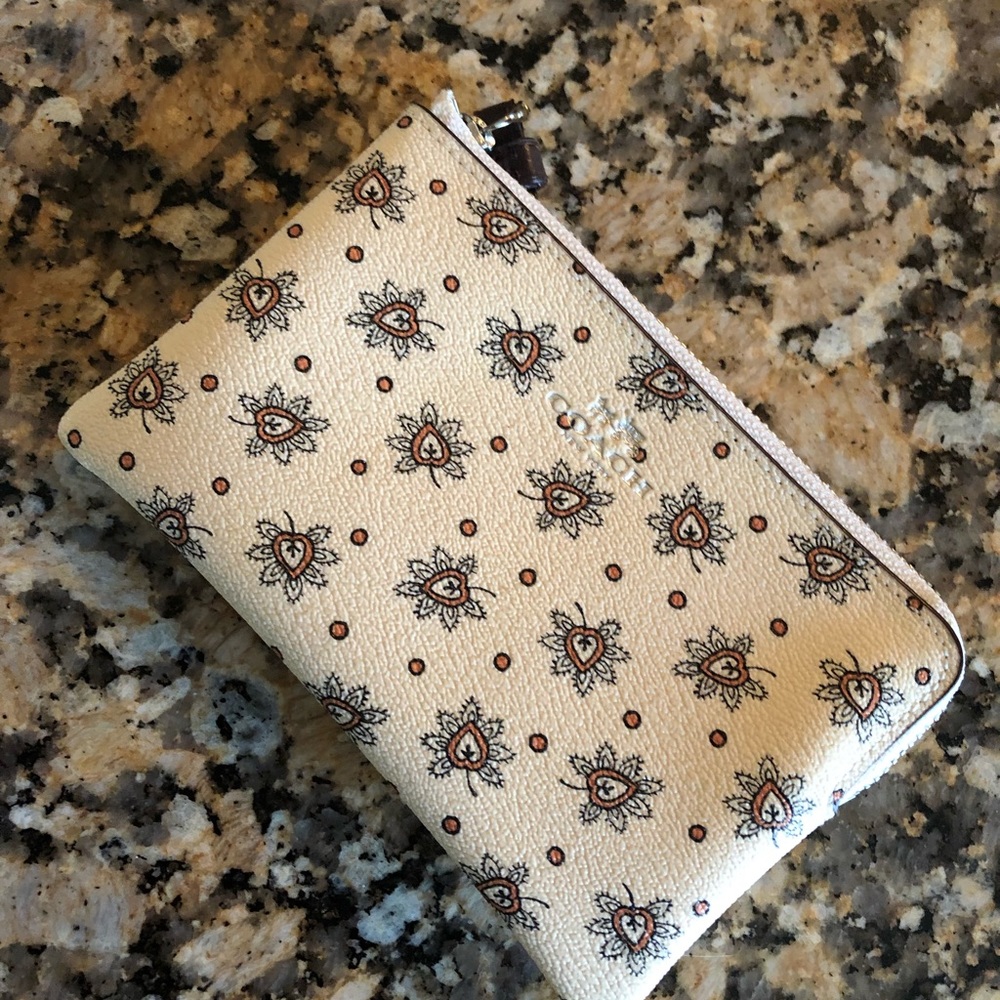 NWOT Coach adorable wristlet!! PRICE FIRM - Picture 4 of 6